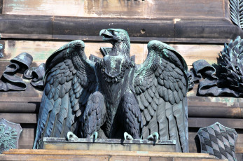 Картинка германский орел разное рельефы статуи музейные экспонаты хищник птица