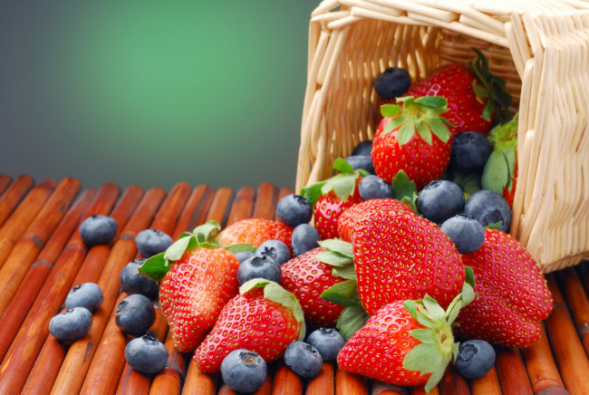 Обои картинки фото еда, фрукты, ягоды, спелая, корзина, голубика, клубника