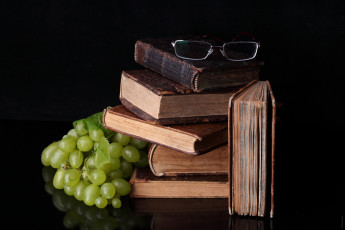 Картинка еда натюрморт стол отражение виноград очки книги