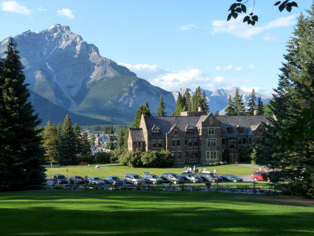 Обои картинки фото banff, alberta, canada, города, пейзажи, дома, горы, парк