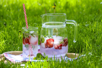 Картинка еда напитки +коктейль трава напиток лимонад клубника лед кувшин стакан