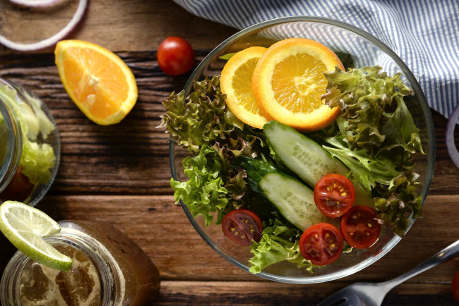 Обои картинки фото еда, салаты,  закуски, салат, апельсин, огурец, помидор, овощи