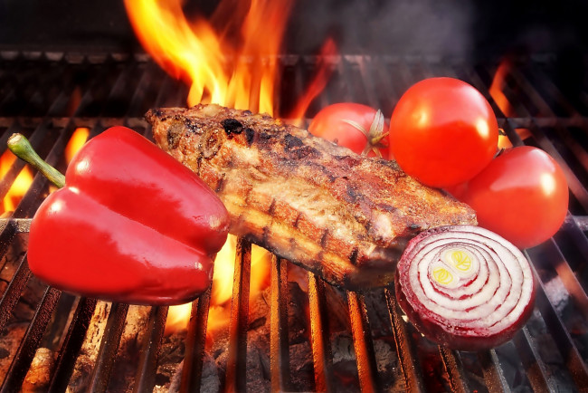 Обои картинки фото еда, шашлык,  барбекю, огонь, мясо, перец, помидоры