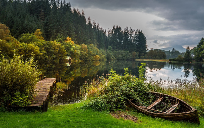 Обои картинки фото корабли, лодки,  шлюпки, лодка, мостик, озеро, scotland, шотландия, осень, лес