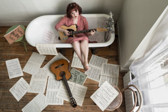 Картинка музыка -другое девушка гитара ванна ноты окно