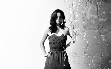 Картинка девушки sarah+wayne+callies вода черно-белая актриса платье