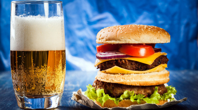 Обои картинки фото еда, бутерброды,  гамбургеры,  канапе, пена, пиво, бокал, гамбургер