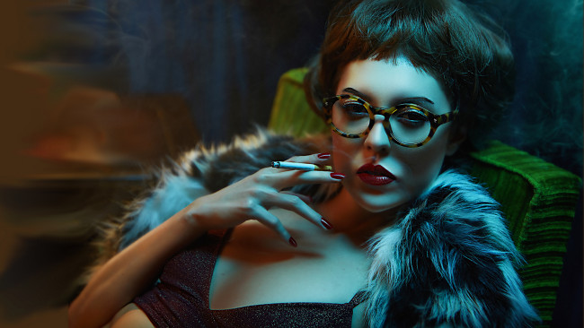 Обои картинки фото девушки, -unsort , брюнетки, темноволосые, сигарета, очки, темный, фон