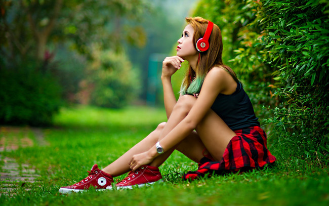 Обои картинки фото девушки, -unsort , рыжеволосые и другие, кроссовки, юбочка, зеленый, фон