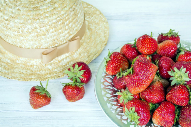 Обои картинки фото еда, клубника,  земляника, шляпа, ягоды