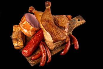 Картинка еда колбасные+изделия копченые куриные ножки колбаса копченая вареная