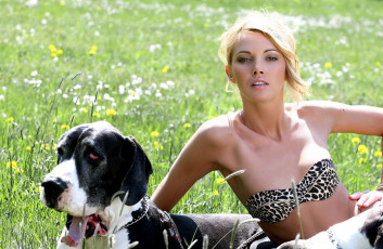 Картинка девушки -+блондинки +светловолосые блондинка купальник собака луг трава