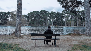 Картинка мужчины xiao+zhan актер пальто шарф скамейка озеро