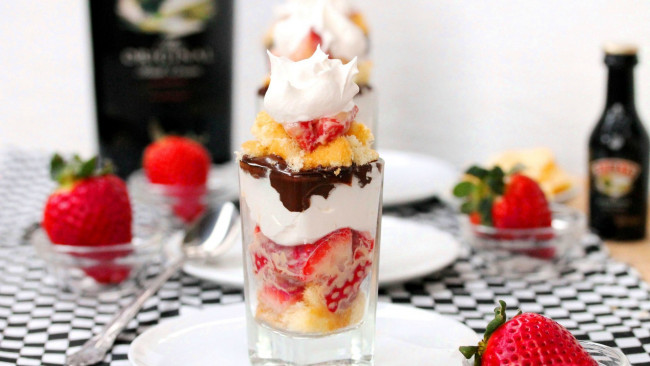 Обои картинки фото еда, мороженое,  десерты, ягоды, десерт, клубника