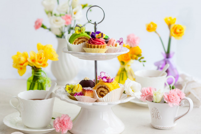 Обои картинки фото еда, пирожные,  кексы,  печенье, капкейки, кексы, крем, ассорти, цветы