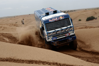Картинка спорт авторалли небо камаз мастер шелковый путь пыль скорость человек песок пустыня