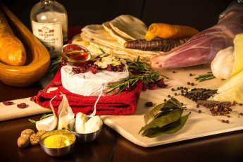 Картинка еда натюрморт сыр розмарин мясо лавровый лист чеснок мускатный орех