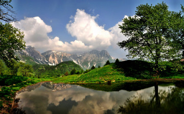 Картинка природа реки озера горы холмы озеро трава деревья