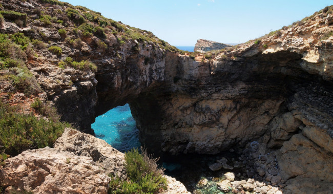 Обои картинки фото comino, caves, природа, побережье, арка, море, скалы