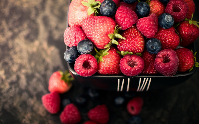 Обои картинки фото еда, фрукты, ягоды, клубника, малина, голубика