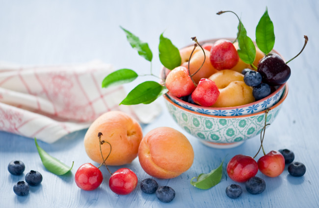 Обои картинки фото еда, фрукты, ягоды, персики, черешня, голубика