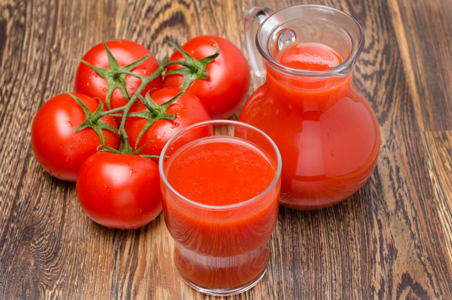 Обои картинки фото еда, напитки, сок, помидоры, томатный, кувшин, томаты
