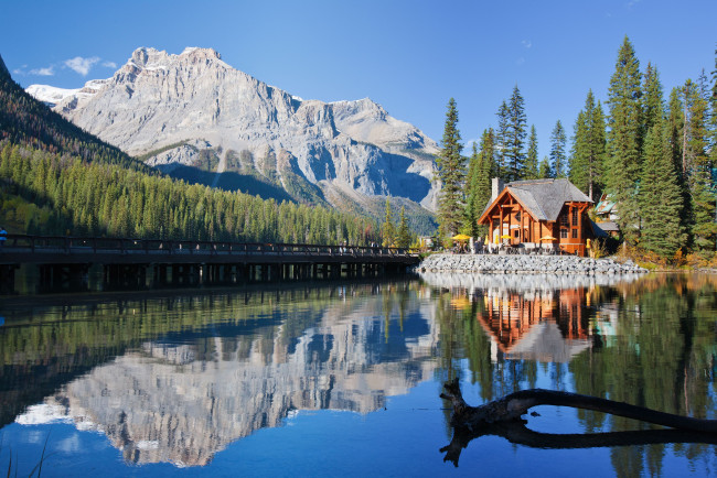 Обои картинки фото canadian, rockies, british, columbia, canada, природа, реки, озера, канадские, скалистые, горы, озеро, отражение, мост, деревья, британская, колумбия, канада, лес