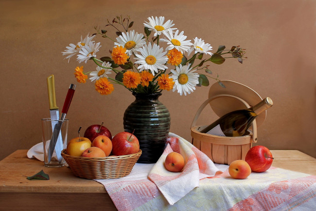 Обои картинки фото еда, натюрморт, ромашки, рудбекия, ножи, яблоки, абрикосы