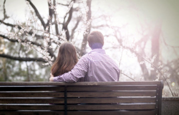 Картинка разное мужчина+женщина деревья парк весна любовь свидание романтика влюбленные пара скамейка лавка цветение