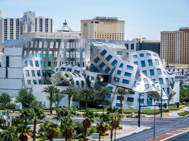 Обои картинки фото lou ruvo center for brain health - las vegas,  nevada, города, лас-вегас , сша, лас-вегас, nevada, перекрёсток, las, vegas, пальмы, здания, невада