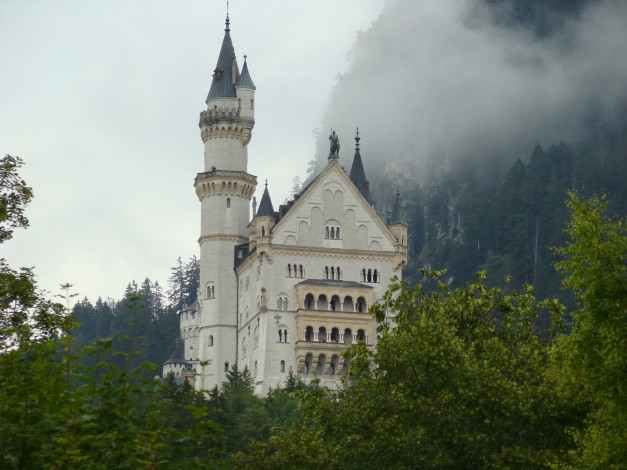 Обои картинки фото neuschwanstein castle,  bavaria,  germany, города, замок нойшванштайн , германия, bavaria, neuschwanstein, castle, бавария, замок, нойшванштайн, germany, деревья