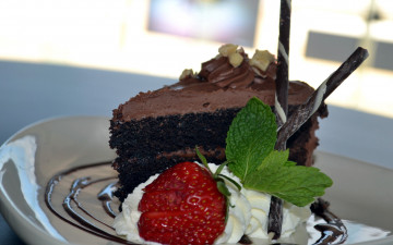 Картинка еда пирожные +кексы +печенье шоколадное пирожное клубника сливки