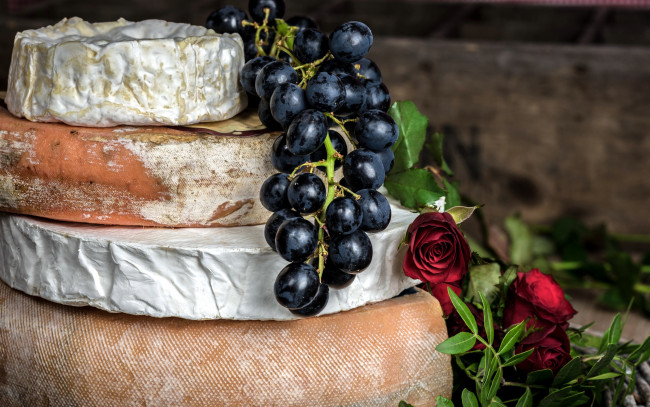 Обои картинки фото еда, сырные изделия, розы, сыр, круги, виноград, гроздь