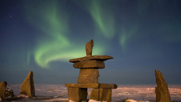 Картинка природа северное+сияние сияние камни небо снег дольмен