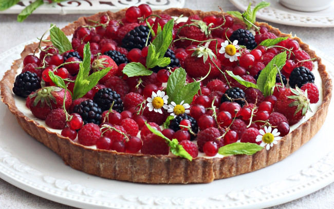 Обои картинки фото еда, пироги, пирог, смородина, выпечка, ягоды, малина, ромашки