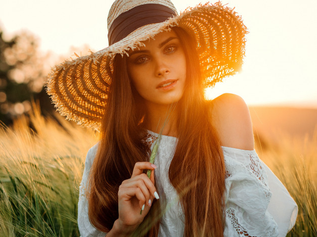 Обои картинки фото девушки, - лица,  портреты, шатенка, шляпа, блузка, поле