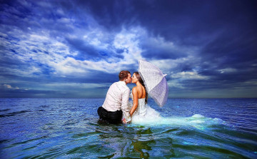 обоя разное, мужчина женщина, жених, невеста, море, зонтик, поцелуй
