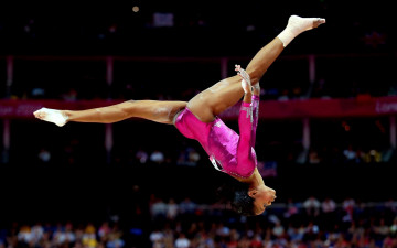 Картинка gabrielle douglas спорт гимнастика прыжок шпагат гимнастка