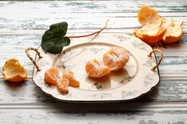 Обои картинки фото еда, цитрусы, тарелка, мандарин, кожура
