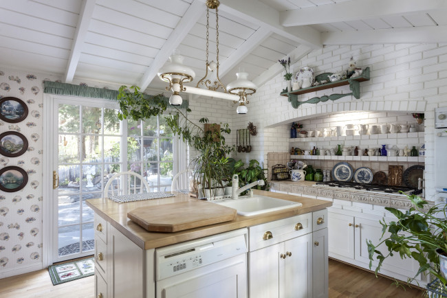 Обои картинки фото интерьер, кухня, кран, посуда, светильник, вазоны