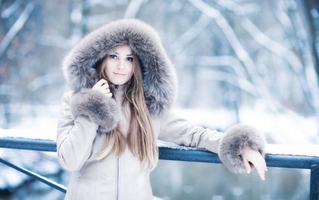 Обои картинки фото девушки, -unsort , брюнетки,  шатенки, капюшон, зима, пальто, ограда, блондинка
