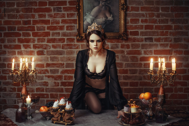 Обои картинки фото девушки, ellina myuller, корона, белье, свечи, стол, картина, эллина, мюллер, кирпичи, модель