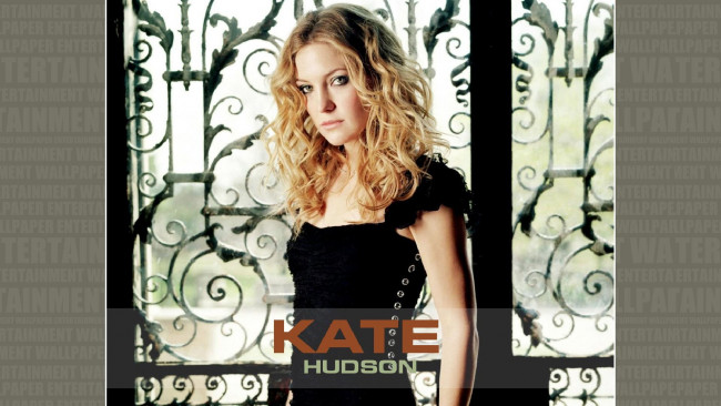 Обои картинки фото девушки, kate hudson, решетка, блондинка, платье, актриса