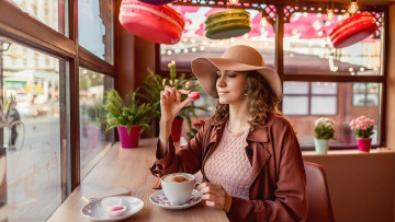 Картинка девушки -+блондинки +светловолосые кафе шляпа кофе макаруны