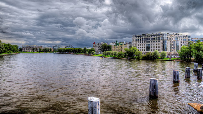 Обои картинки фото города, санкт-петербург,  петергоф , россия, река, санкт, петербург, здания, сваи, пасмурно, грозовые, облака