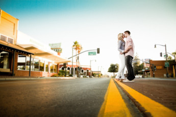 Картинка разное мужчина+женщина улица парень девушка поцелуй дорога