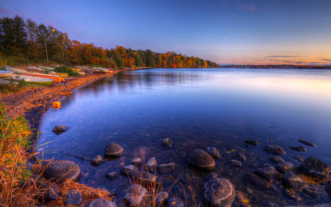 Обои картинки фото autumn, splendor, природа, реки, озера, лодки, камни, берег, озеро, панорама