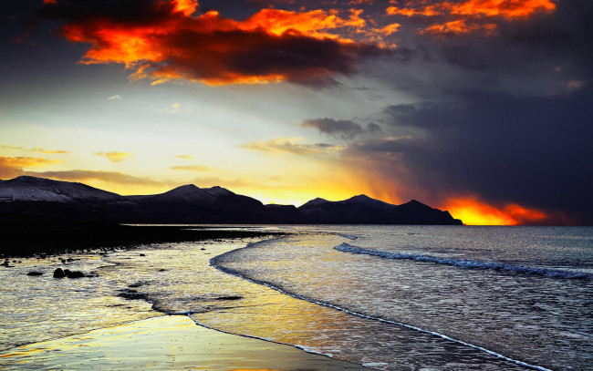 Обои картинки фото gorgeous, dusk, природа, побережье, закат, горы, океан, тучи