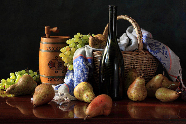 Обои картинки фото еда, натюрморт, корзина, бочонок, виноград, бутылка, груши