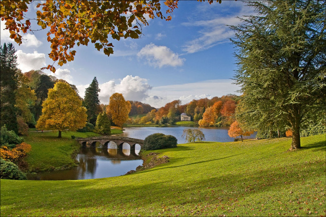 Обои картинки фото stourhead, garden, wiltshire, england, природа, парк, осень, деревья, уилтшир, англия, пейзаж, мост, озеро